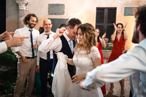 Gli sposi ballano insieme agli amici durante il ricevimento al Castelletto di Corbetta.