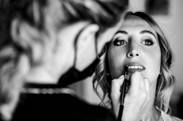 La sposa si prepara con il trucco perfetto per il suo matrimonio Borgo della Rocca.