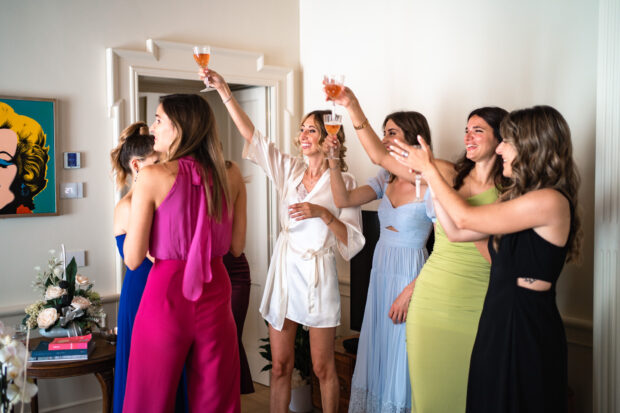 La sposa brinda con le sue damigelle prima della cerimonia del matrimonio Borgo della Rocca.
