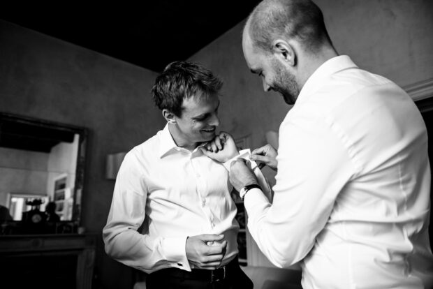 Il fratello dello sposo allaccia i gemelli prima del matrimonio Borgo della Rocca.