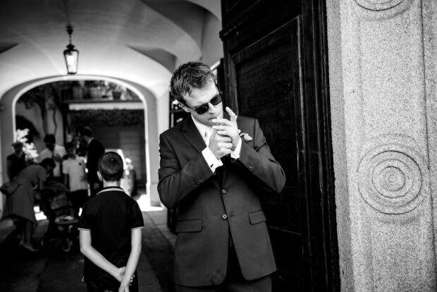 Lo sposo fuma una sigaretta prima di dirigersi al matrimonio Borgo della Rocca.