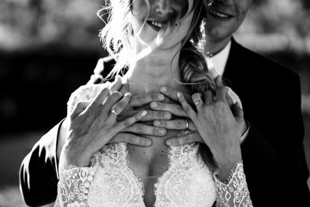 Le mani degli sposi con le fedi nuziali, simbolo del loro amore eterno, durante il matrimonio Borgo della Rocca.