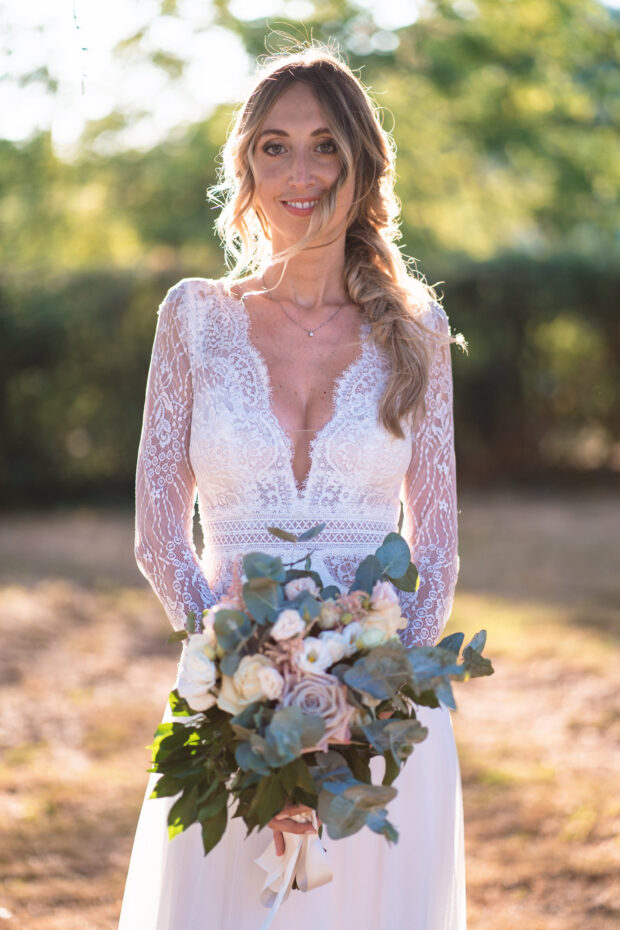 Il bouquet della sposa, raffinato ed elegante, in armonia con l’atmosfera del matrimonio Borgo della Rocca.