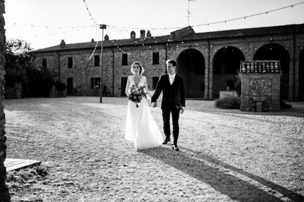 Gli sposi camminano emozionati nel cortile interno di Borgo della Rocca, pronti a vivere il loro giorno speciale.
