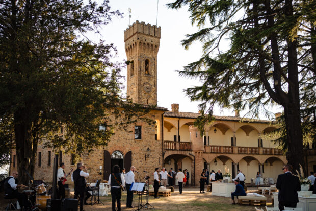 La zona aperitivo del Borgo della Rocca con vista sulla torre medievale, immersa in un’atmosfera romantica.
