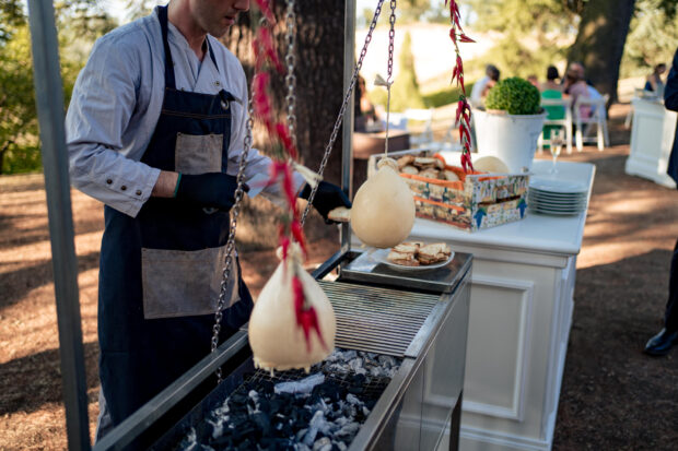 Uno chef al lavoro sulla griglia durante lo show cooking nel matrimonio Borgo della Rocca.