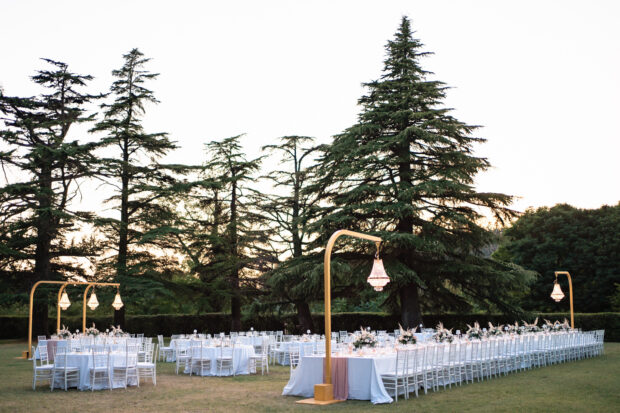 Un elegante allestimento del tavolo imperiale al matrimonio Borgo della Rocca, con decorazioni floreali raffinate.