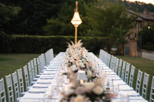 Il tavolo imperiale illuminato da eleganti lampadari nel matrimonio Borgo della Rocca.
