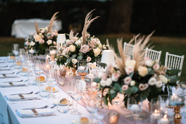 Eleganti composizioni floreali impreziosiscono i tavoli del matrimonio Borgo della Rocca.