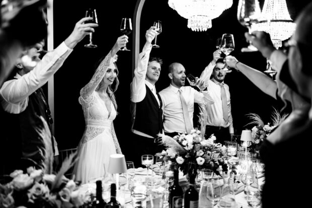 Gli sposi alzano i calici per ringraziare gli invitati nel matrimonio Borgo della Rocca.