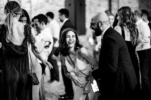 Un’invitata ride felice durante la festa finale del matrimonio Borgo della Rocca.