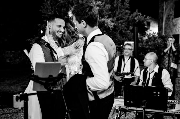 La sposa abbraccia il fratello con emozione dopo il suo discorso nel matrimonio Borgo della Rocca.