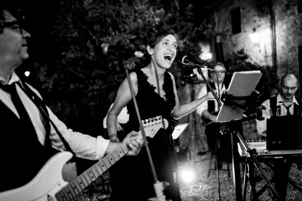 Un’invitata si esibisce cantando durante il party finale del matrimonio Borgo della Rocca.