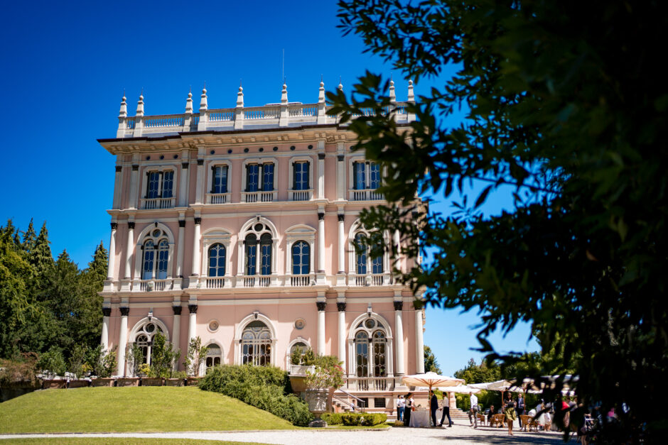 Matrimonio estivo a Villa Ponti: vista panoramica della villa immersa nel verde