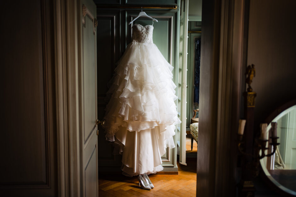 Abito da sposa appeso pronto per il matrimonio