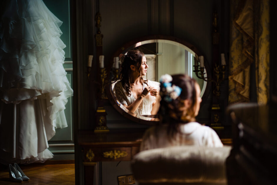 Riflesso della sposa nello specchio durante i preparativi - fotografo matrimonio villa paradeisos