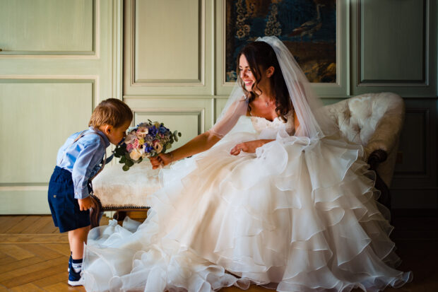 La sposa con il nipotino e il bouquet