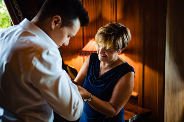 Lo sposo si prepara aiutato dalla madre