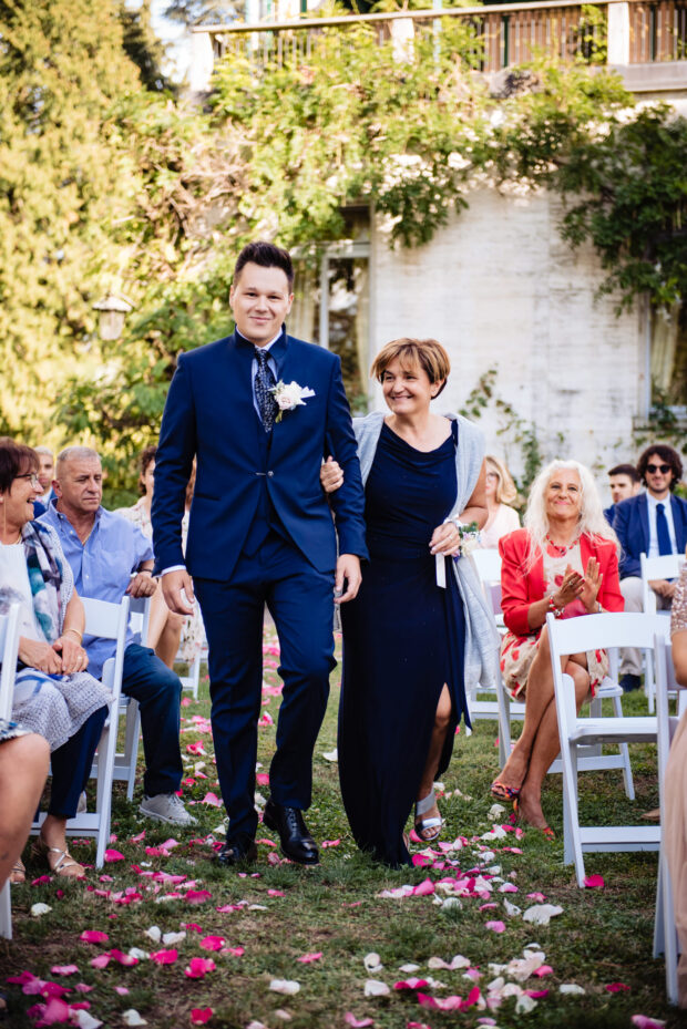 Ingresso dello sposo alla cerimonia in Villa Paradeisos