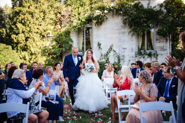 La sposa entra accompagnata dal padre - fotografo matrimonio villa paradeisos