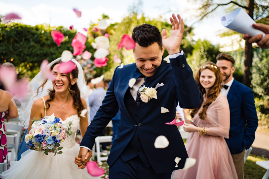 Uscita degli sposi con lancio di petali di rosa - fotografo matrimonio villa paradeisos