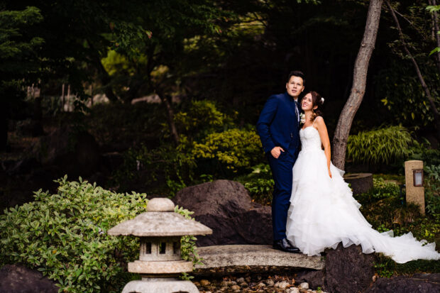 Ritratto ampio degli sposi nel giardino giapponese - fotografo matrimonio villa paradeisos, tra le Migliori Location Matrimonio Varese.