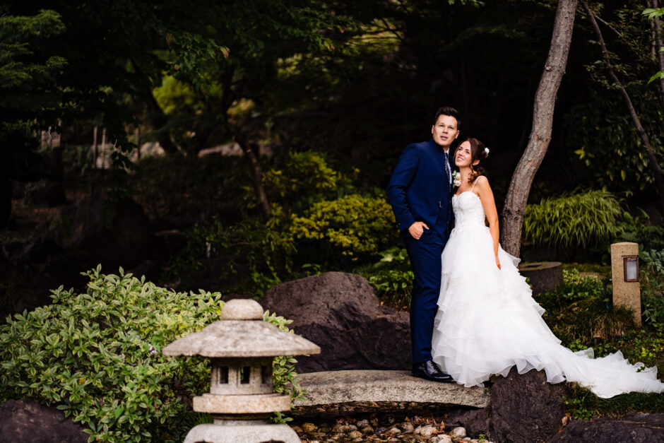 Ritratto ampio degli sposi nel giardino giapponese - fotografo matrimonio villa paradeisos, tra le Migliori Location Matrimonio Varese.