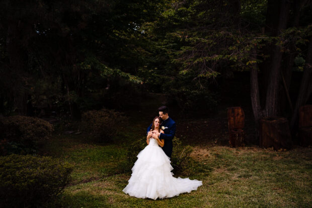 Grande ritratto degli sposi nel parco di Villa Paradeisos - fotografo matrimonio villa paradeisos