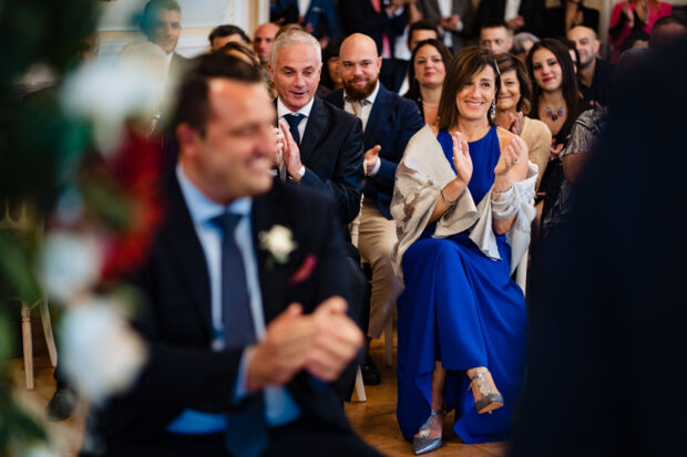 Applausi degli ospiti dopo il sì degli sposi