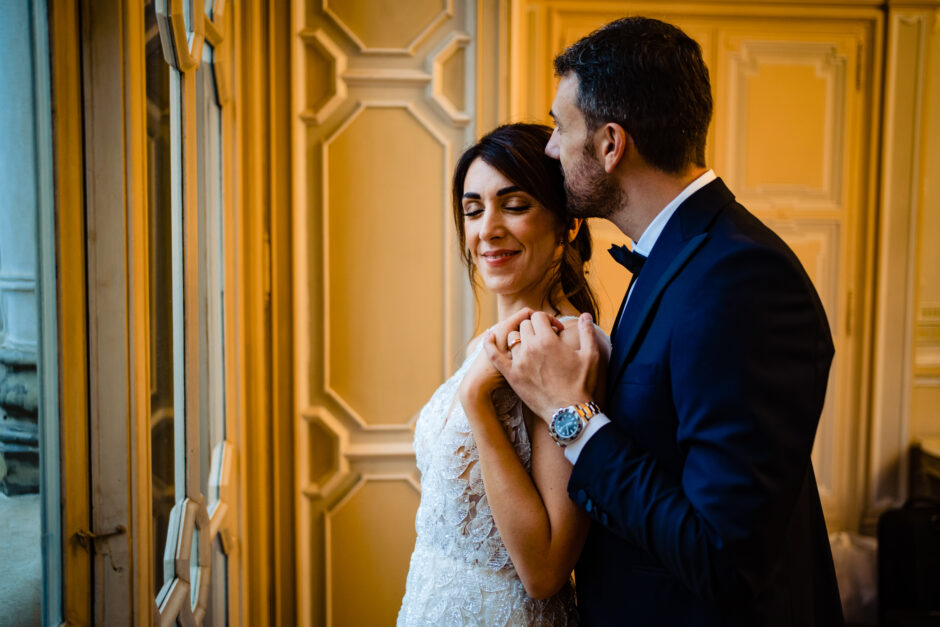 Ritratto elegante degli sposi con luce naturale in villa - fotografo matrimonio Villa Ponti, tra le Migliori Location Matrimonio Varese.