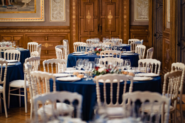 Vista ravvicinata della sala da pranzo allestita per il ricevimento