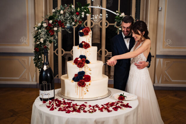Gli sposi tagliano la torta nuziale insieme