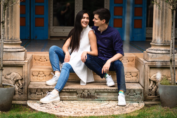 Futuri sposi sorridenti seduti davanti alla casa araba nel Parco Scherrer durante l’engagement prematrimoniale a Morcote