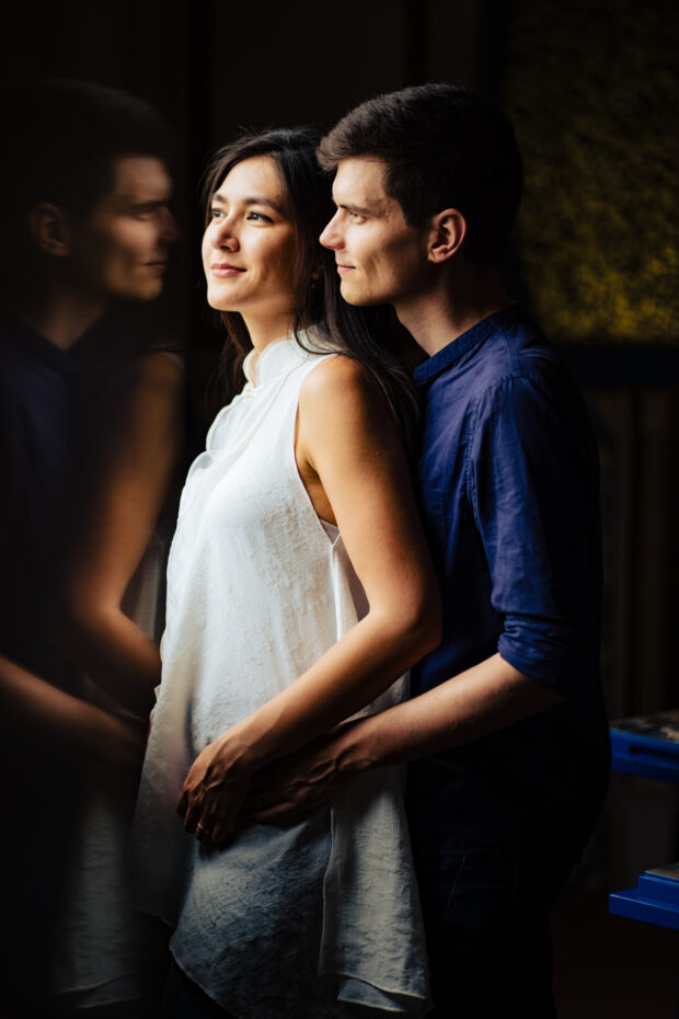 Ritratto con luce naturale dei futuri sposi durante l’engagement prematrimoniale a Morcote