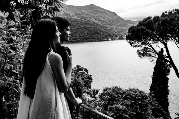 I futuri sposi guardano il panorama sul lago di Lugano durante l’engagement prematrimoniale a Morcote