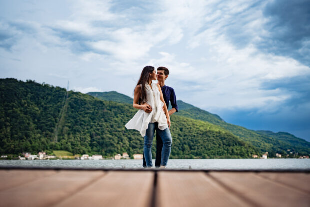 Futuri sposi in riva al lago di Lugano durante l’engagement prematrimoniale a Morcote