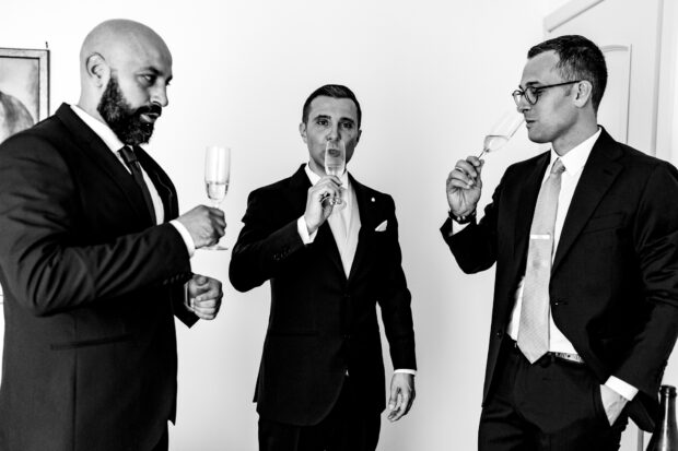 Lo sposo brinda con gli amici prima di andare alla cerimonia.