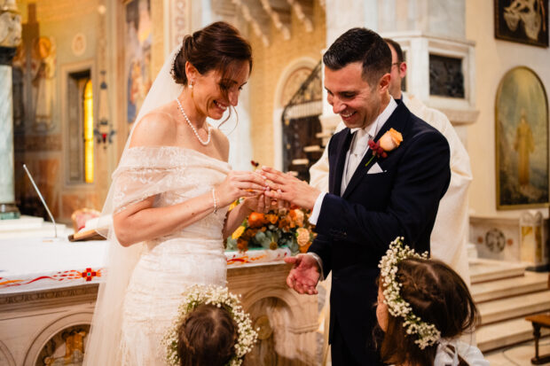 Gli sposi si scambiano gli anelli durante la cerimonia.