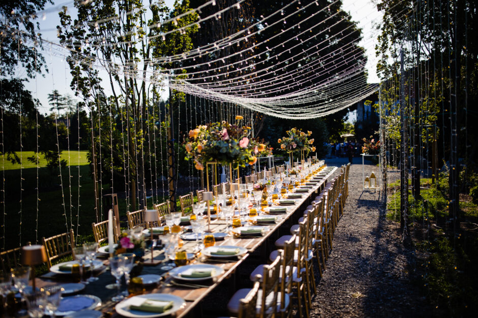 Tavolo imperiale allestito sotto luci sospese.