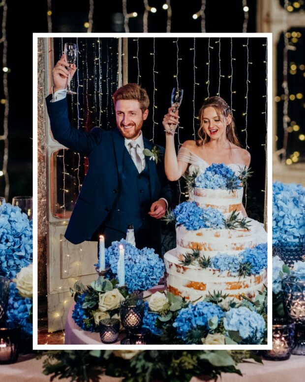 Sposi tagliano la torta nuziale con brindisi