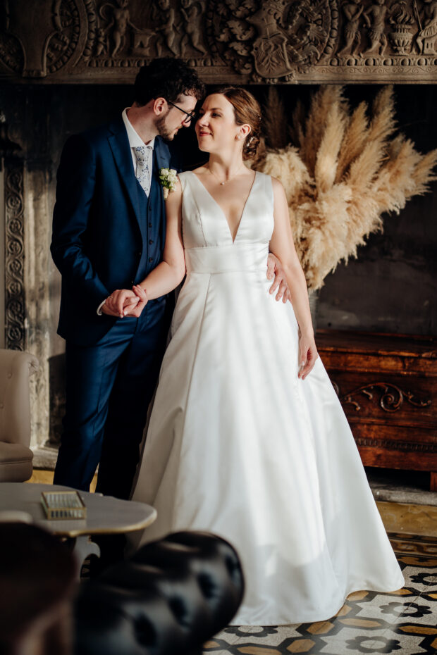 Ritratto degli sposi sfrtuttando l'ambientazione liberty dell'Hotel