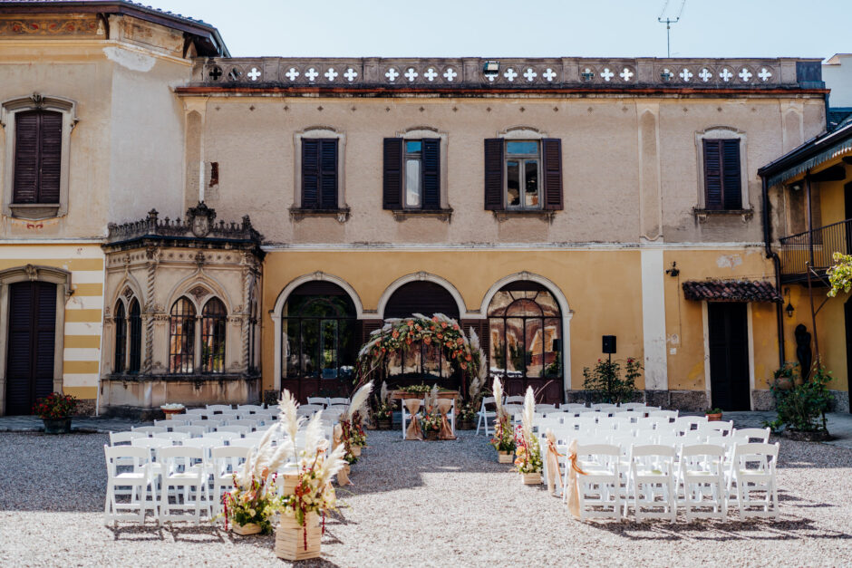Cortile interno con sedie e decorazioni per la cerimonia di nozze