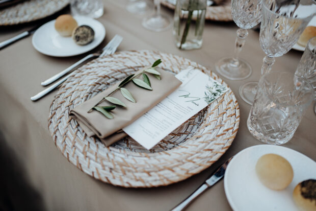 Menu stampato con mise en place elegante a tavola