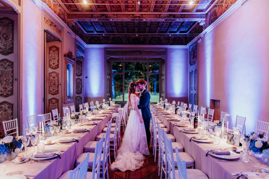 Sala del ricevimento con tavoli imperiali e mise en place elegante