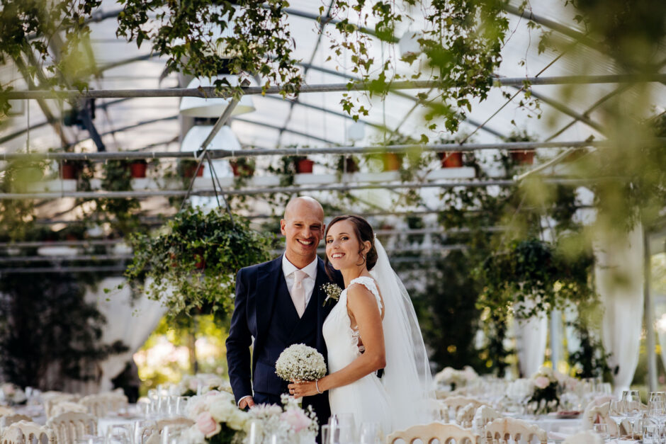 ritratto sposi nella serra al Jardin a Vivre