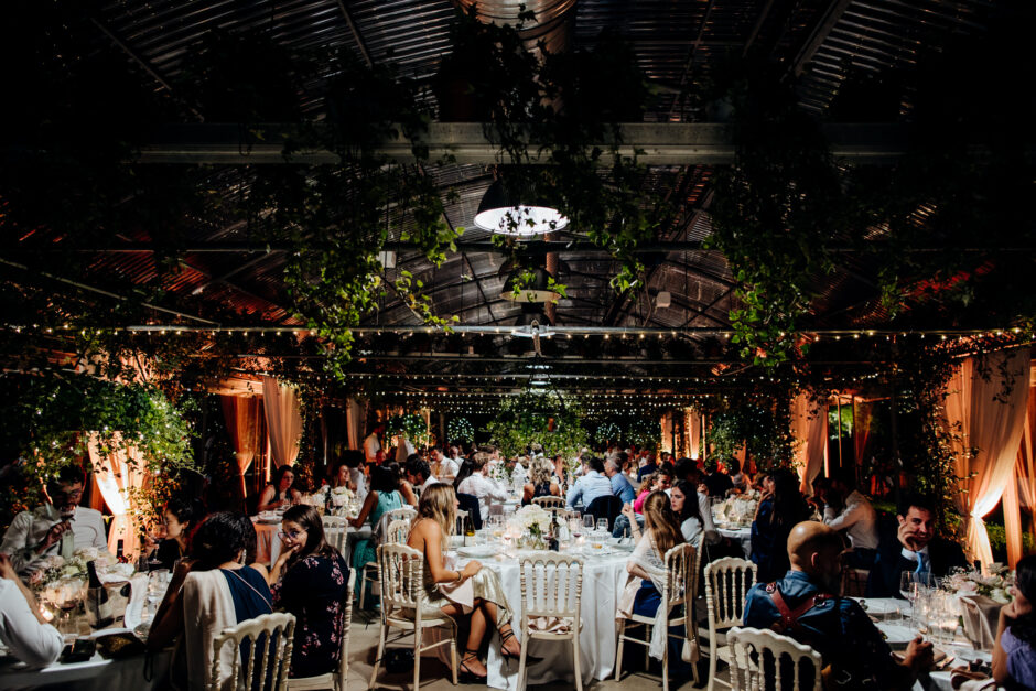 vista notturna della serra del Jardin a Vivre illuminata